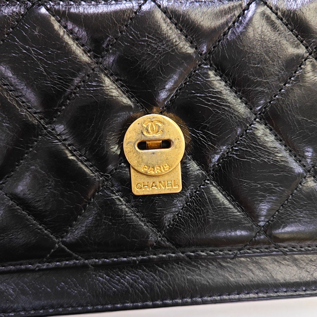 CHANEL EN VOGUE Black LambSkin Quilted Shoulder Bag Handbag with Gold Hardware, 27 Clasp-(SKU)-947279810
