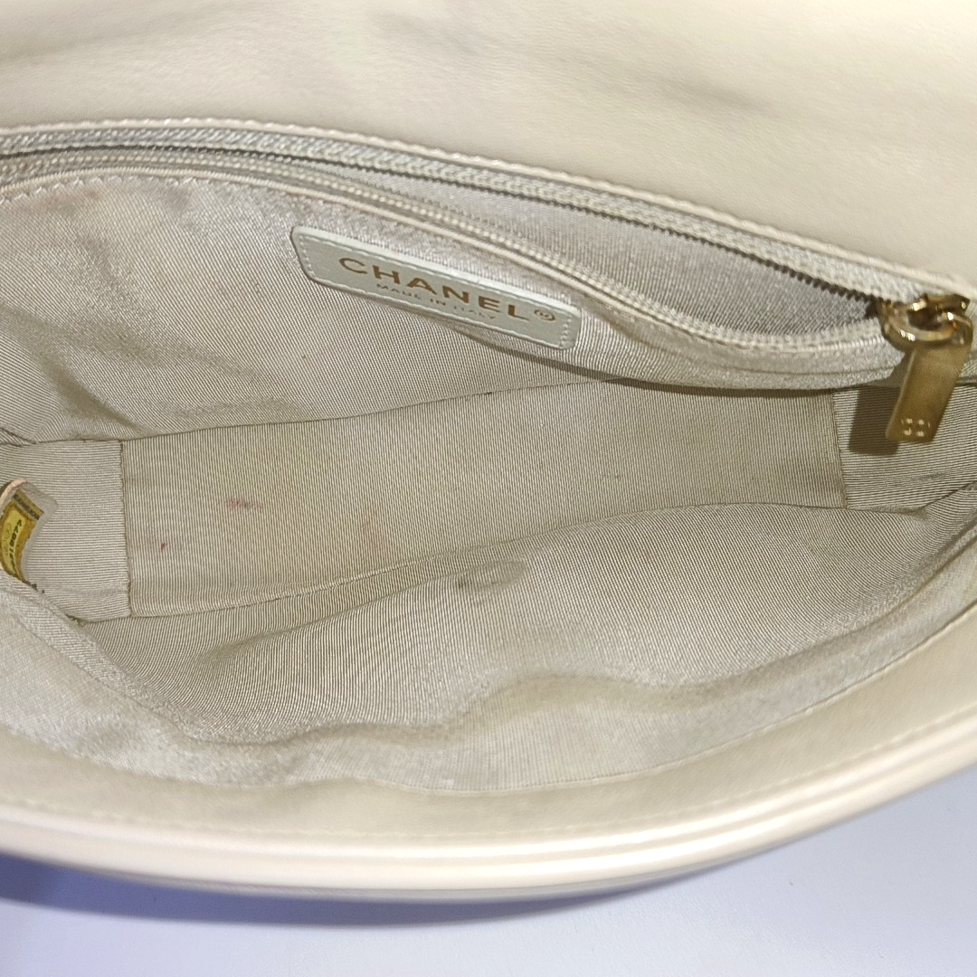 CHANEL ELAPHE White Lamb Skin V-Stitch Single Shoulder Bag Handbag Crossbody Bag with Gold Hardware-(SKU)-964402541