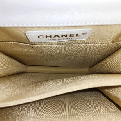 CHANEL BOY CHANEL White Patent Leather Quilted Shoulder Bag Crossbody Bag Gold Hardware 26 Clasp Detachable Strap-(SKU)-963892900