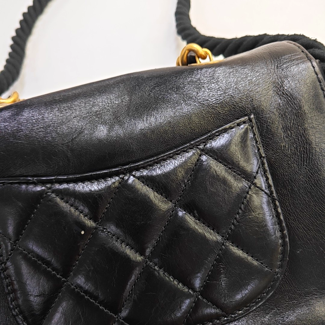 CHANEL EN VOGUE Black LambSkin Quilted Shoulder Bag Handbag with Gold Hardware, 27 Clasp-(SKU)-947279810