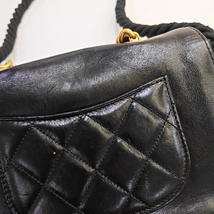 CHANEL EN VOGUE Black LambSkin Quilted Shoulder Bag Handbag with Gold Hardware, 27 Clasp-(SKU)-947279810