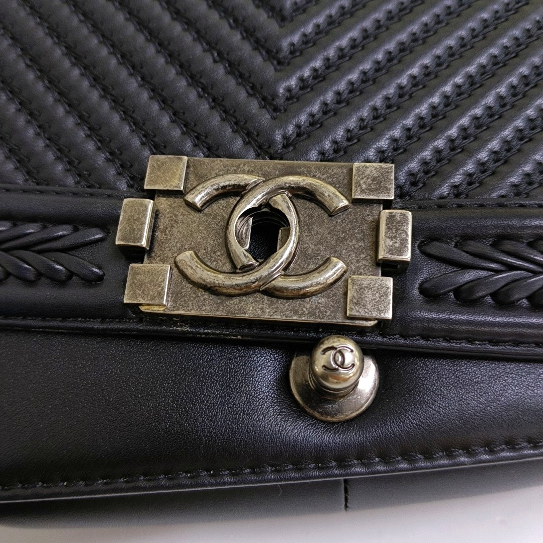 CHANEL BOY CHANEL Black Leather Quilted V-Stitch Crossbody Bag Rhodium Hardware 23 Openings Removable Strap-(SKU)-968641793