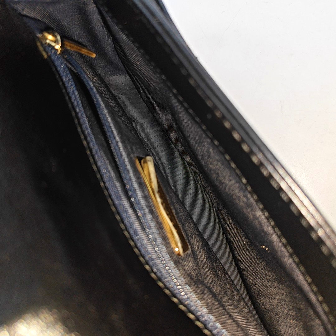 CHANEL EN VOGUE Black LambSkin Quilted Shoulder Bag Handbag with Gold Hardware, 27 Clasp-(SKU)-947279810