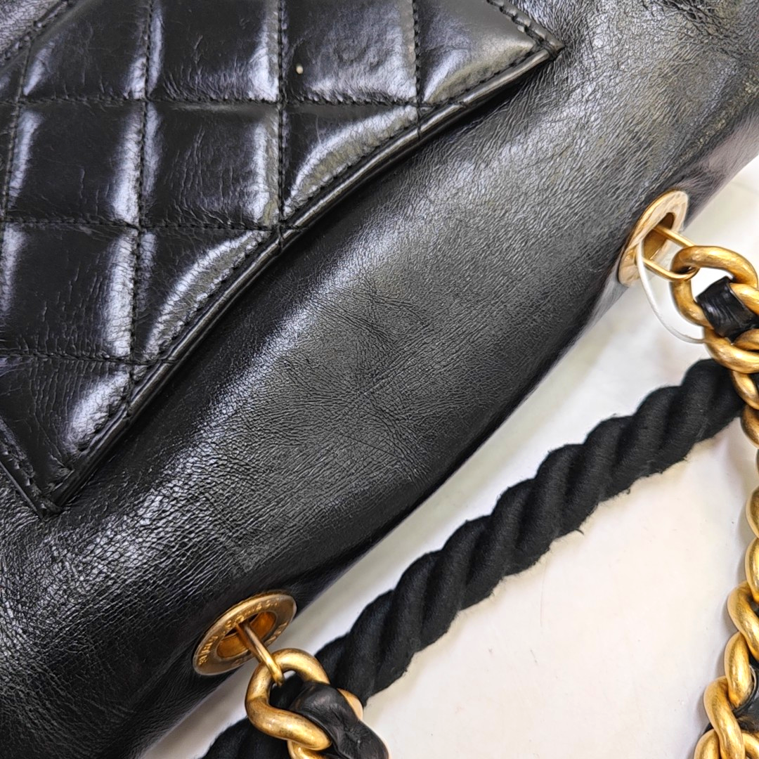 CHANEL EN VOGUE Black LambSkin Quilted Shoulder Bag Handbag with Gold Hardware, 27 Clasp-(SKU)-947279810