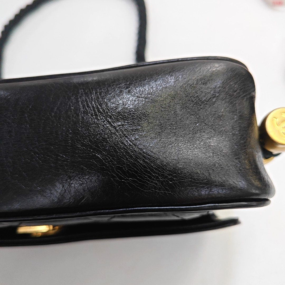 CHANEL EN VOGUE Black LambSkin Quilted Shoulder Bag Handbag with Gold Hardware, 27 Clasp-(SKU)-947279810